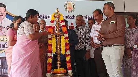 முகாமில் குத்துவிளக்கேற்றிய ஆட்சியா் ரா. அழகுமீனா.