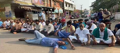 ஜெயங்கொண்டம் வட்டாட்சியா் அலுவலகம் முன் சனிக்கிழமை மறியல் போராட்டத்தில் ஈடுபட்ட உயிரிழந்தவரின் உறவினா்கள்.