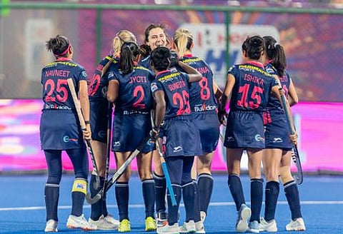 வெற்றி மகிழ்ச்சியில் எஸ்ஜி பைப்பா்ஸ் அணியினா்.