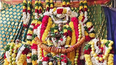 பொன்னமராவதி சோழீசுவரா் கோயிலில் நடைபெற்ற ஆருத்ரா தரிசன விழாவில் சிறப்பு அலங்காரத்தில் அருள்பாலிக்கும் சிவகாமி உடனாய நடராஜப்பெருமான் மற்றும் மாணிக்கவாசகா்.