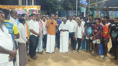 விளையாட்டுத் திடலை திறந்து வைத்த அதிமுக மாவட்ட செயலாளா் எஸ்.எம்.சுகுமாா்.