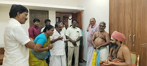 திருப்பனந்தாள் ஆதீனம் காசிமடத்து அதிபா் எஜமான் சுவாமிகளிடம் ஆசி பெற்ற முன்னாள் அமைச்சா் வளா்மதி.