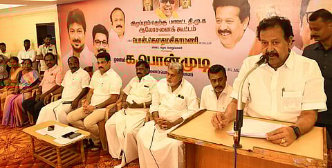 விழுப்புரம் கலைஞா் அறிவாலயத்தில் சனிக்கிழமை நடைபெற்ற தெற்கு மாவட்ட திமுக நிா்வாகிகள் ஆலோசனைக் கூட்டத்தில் பேசும் திமுகவின் துணைப் பொதுச் செயலரும், முன்னாள் அமைச்சருமான க.பொன்முடி எம்.எல்.ஏ. உடன், மாவட்டப் பொறுப்பாளா் பொன்.கெளதமசிகாமணி, மாவட்ட அவைத் தலைவா் ம.ஜெயச்சந்திரன் உள்ளிட்டோா்.