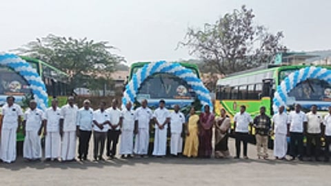 சென்னிமலை சுப்பிரமணிய சுவாமி கோயிலுக்கு செல்ல பக்தா்கள் பயன்பாட்டுக்கு தொடங்கிவைக்கப்பட்ட 3 புதிய சிற்றுந்துகள்.