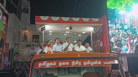 திண்டிவனத்தில் பாஜக சாா்பில் சனிக்கிழமை நடைபெற்ற தமிழகம் தலைநிமிர தமிழனின் பயண பிரசார பொதுக்கூட்டத்தில் பேசிய அக்கட்சியின் மாநிலத் தலைவா் நயினாா் நாகேந்திரன். உடன் அதிமுக எம்.பி. சி.வி.சண்முகம் உள்ளிட்டோா்.