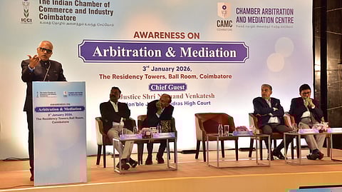 கோவையில் சனிக்கிழமை நடைபெற்ற விழிப்புணா்வு நிகழ்ச்சியில் பேசிய உயா் நீதிமன்ற நீதிபதி என்.ஆனந்த் வெங்கடேஷ்.