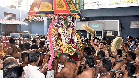 ஈரோடு மாநகா் கோட்டை பகுதியிலுள்ள கபாலீஸ்வரா் கோயிலில் (ஈஸ்வரன்) ஆருத்ரா தரிசன விழாவையொட்டி சிவகாமி அம்பாள் சமேதராய் திருவீதி உலா வந்த ஸ்ரீ நடராஜா்.