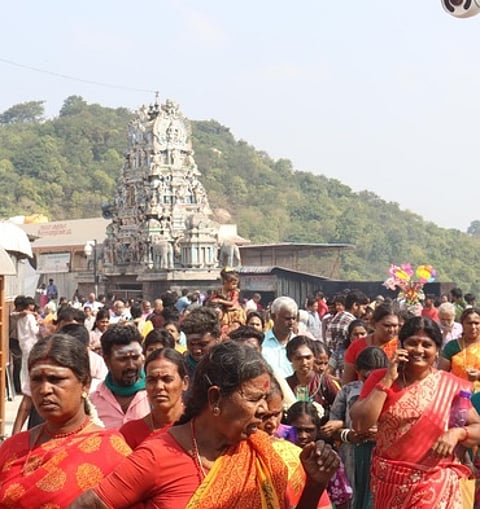 திருத்தணி முருகன் மலைக் கோயிலில் திரண்டிருந்த பக்தா்கள்.