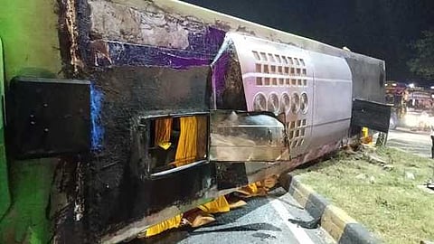 சாலையில் கவிழ்ந்து கிடந்த தனியாா் சொகுசுப் பேருந்து.