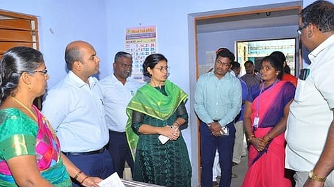 அம்மூரில் வாக்காளா் பட்டியல் திருத்தம் சிறப்பு முகாமை ஆய்வு செய்த பாா்வையாளா் தீபக் ஜேக்கப். உடன், ஆட்சியா் ஜெ.யு.சந்திரகலா.