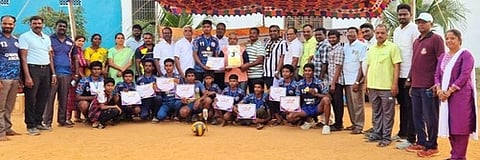 கைப்பந்து போட்டியில் சிறப்பிடம் பெற்ற மாணவ, மாணவிகள்.