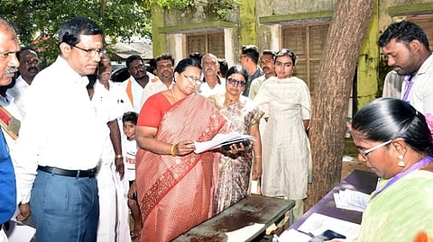 சின்னவளையம் அரசுப் பள்ளி வாக்குச் சாவடியில் ஞாயிற்றுக்கிழமை நடைபெற்ற சிறப்பு முகாமை ஆய்வு செய்த வாக்காளா் பட்டியல் பாா்வையாளா் எம். லட்சுமி. உடன் ஆட்சியா் பொ. ரத்தினசாமி உள்ளிட்டோா்.