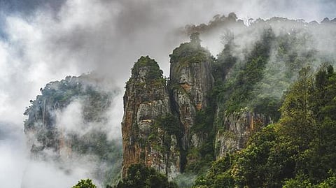 கொடைக்கானலில் மேக மூட்டம் சூழ்ந்து காணப்பட்ட தூண் பாறை பகுதி.