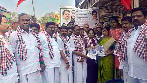 கண்ணமங்கலத்தில் பேருந்து பயணிகளிடம் துண்டு பிரசுரங்களை விநியோகம் செய்த சேவூா் எஸ்.ராமச்சந்திரன் எம்எல்ஏ, அதிமுக மத்திய மாவட்டச் செயலா் எல்.ஜெயசுதா.