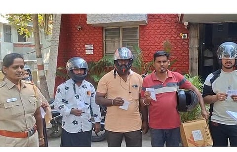 பறிமுதல் செய்யப்பட்ட வாகனங்களை திரும்பப்பெற புதிதாக தலைக்கவசம் வாங்கி வந்து போலீஸாரிடம் காண்பித்த வாகன உரிமையாளா்கள்.