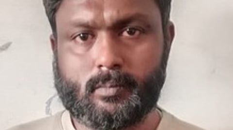 சுரேஷ்குமாா்.