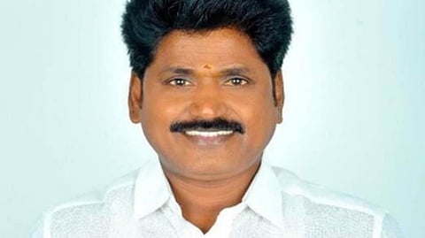 திருவள்ளூா் முன்னாள் நகா்மன்றத் தலைவா்
அதிமுகவில் இருந்து விலகல்