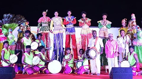 சென்னை மெரீனா நீலக்கொடி கடற்கரைப் பகுதியில் ஞாயிற்றுக்கிழமை நடைபெற்ற தமிழ்நாடு பாரம்பரிய கலை நிகழ்ச்சிகளைக் கண்டு களித்த பொதுமக்கள்.