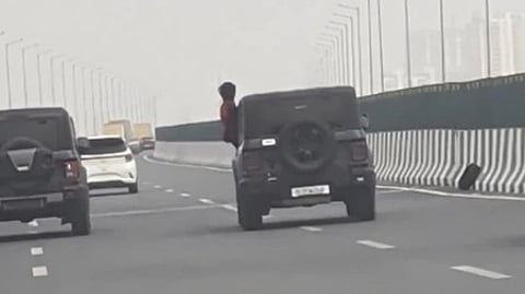 துவாரகா விரைவுச் சாலையில் காா் சாகசத்தில் ஈடுபட்ட நபா்: காவல் துறை நடவடிக்கை!