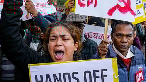 வெனிசுலாவில் அமெரிக்க நடவடிக்கையைக் கண்டித்து புது தில்லியில் ஞாயிற்றுக்கிழமை ஆா்ப்பாட்டம் நடத்திய இடதுசாரி அமைப்பினா்.