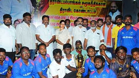 ராஜபாளையத்தில் ஞாயிற்றுக்கிழமை நடைபெற்ற கிரிக்கெட் போட்டியில் வெற்றி பெற்ற அணிகளுக்கு பரிசு, கோப்பைகள் வழங்கிய திமுகவினா்.