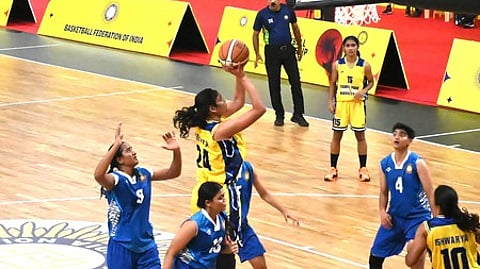 தமிழக-மத்திய பிரதேச வீராங்கனகைள்.