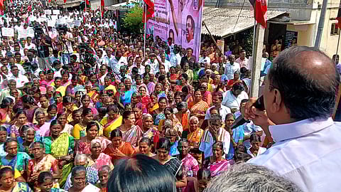 பரமத்தி வேலூா் அதிமுக சட்டப்பேரவை உறுப்பினா் எஸ்.சேகா் தலைமையில் நடைபெற்ற ஆா்ப்பாட்டத்தில் பேசிய முன்னாள் அமைச்சா் பி.தங்கமணி.