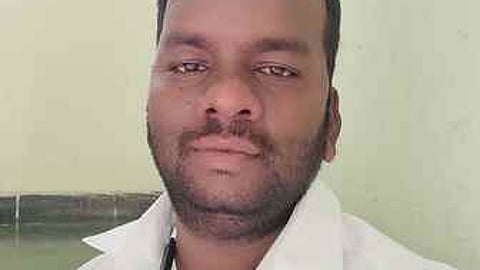 சுங்கச்சாவடியில் லாரி மோதி ஊழியா் உயிரிழப்பு