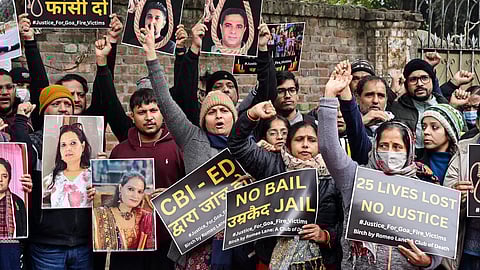 புதுதில்லியில் உள்ள ஜந்தர் மந்தரில் போராட்டம் நடத்திய கோவா தீ விபத்தில் உயிரிழந்தவர்களின் குடும்பத்தினர்.