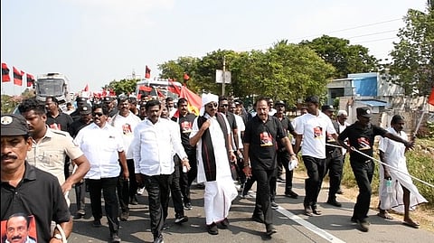 விராலிமலைக்கு தனது கட்சித் தொண்டா்களுடன் நடைப்பயணமாக ஞாயிற்றுக்கிழமை வந்த மதிமுக பொதுச் செயலா் வைகோ.