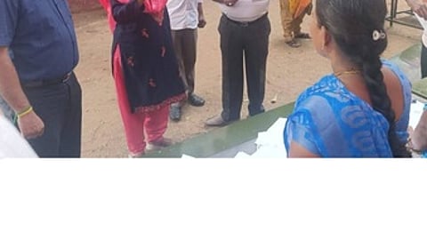 தென்காசி, புனித மிக்கேல் உயா்நிலைப் பள்ளியில் ஆய்வு மேற்கொண்ட மாவட்ட கண்காணிப்பு அலுவலா் இரா. லலிதா.