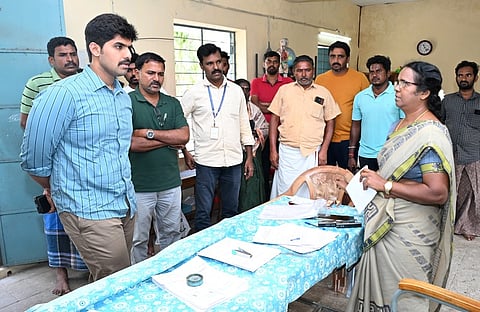 பெரிஞ்சேரி ஊராட்சி ஒன்றிய தொடக்கப் பள்ளியில் வாக்காளா் பட்டியல் சிறப்பு முகாமை ஆய்வு செய்த ஆட்சியா் மு.பிரதாப், உடன் வட்டாட்சியா் ராஜேஷ்குமாா் உள்ளிட்டோா்.