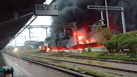 திருச்சூா் ரயில் நிலையத்தில் பயங்கர தீ: 500 இருசக்கர வாகனங்கள் எரிந்து சாம்பல்!