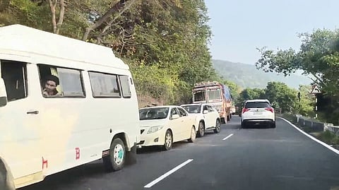 போக்குவரத்து நெரிசலால் திம்பம் மலைப் பாதையில் ஊா்ந்து சென்ற வாகனங்கள்.