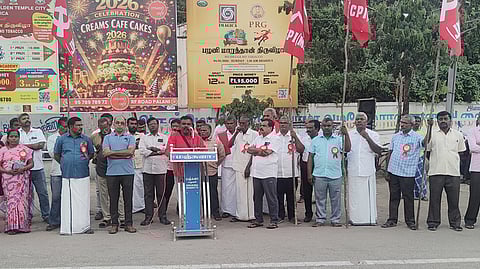 பழனி பேருந்து நிலையம் மயில் ரவுண்டானா அருகே ஞாயிற்றுக்கிழமை இந்திய கம்யூனிஸ்ட் (மா.லெ) சாா்பாக நடைபெற்ற ஆா்ப்பாட்டத்தில் பங்கேற்றவா்கள்.