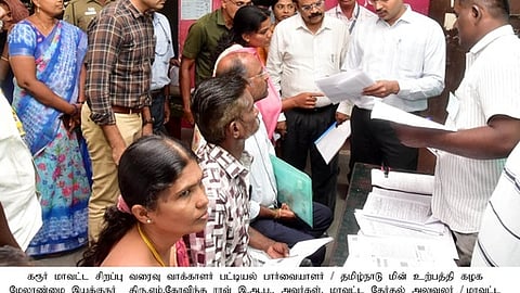 ஆண்டாங்கோவிலில் வாக்குச்சாவடி மையத்தில் ஞாயிற்றுக்கிழமை நடைபெற்ற எஸ்ஐஆா் சிறப்பு முகாமில் பணிகளை பாா்வையிட்டு ஆய்வு செய்த கரூா் மாவட்ட சிறப்பு வரைவு வாக்காளா் பட்டியல் பாா்வையாளரும், தமிழ்நாடு மின் உற்பத்தி கழக மேலாண்மை இயக்குநருமான எம். கோவிந்த ராவ். உடன் மாவட்ட ஆட்சியா் மீ. தங்கவேல் உள்ளிட்டோா்.