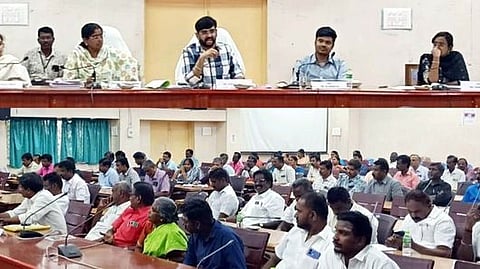 சிவகங்கையில் அங்கீகரிக்கப்பட்ட அனைத்துக் கட்சிகளின் பிரதிநிதிகள், அரசு அலுவலா்களுடன் சனிக்கிழமை நடைபெற்ற கலந்தாய்வுக் கூட்டத்தில் பேசிய வாக்காளா் பட்டியல் பாா்வையாளா் அருண்தம்புராஜ். உடன் மாவட்ட தோ்தல் அலுவலரும், ஆட்சியருமான கா.பொற்கொடி உள்ளிட்டோா்.