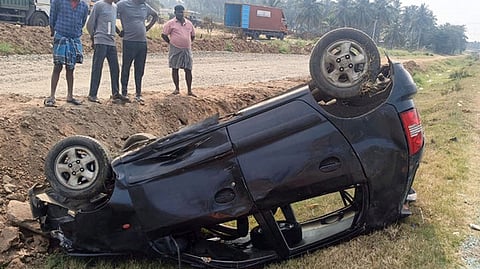 சித்தோடு அருகே மொபட் மீது மோதி கவிழ்ந்து விபத்துக்குள்ளான காா்.