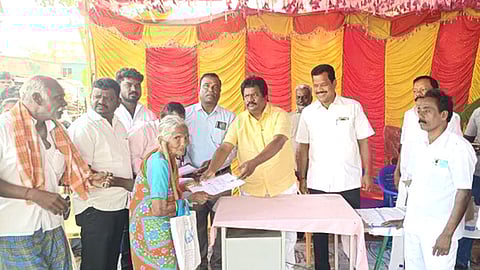 சென்னசமுத்திரம் கிராமத்தில் பயனாளிகளுக்கு இலவச மனைப் பட்டாவை வழங்கிய மு.பெ.கிரி எம்எல்ஏ.