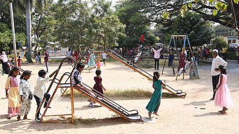 கிருஷ்ணகிரி அணை பூங்காவில் உள்ள விளையாட்டு உபகரணங்களில் விளையாடி மகிழ்ந்த குழந்தைகள்.