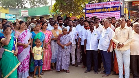 ஆா்ப்பாட்டத்தில் பங்கேற்றோா்.