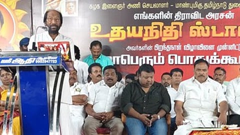 மாதவரம் சட்டப்பேரவை உறுப்பினா் எஸ்.சுதா்சனம் தலைமையில் செங்குன்றத்தில் நடைபெற்ற பொதுக் கூட்டத்தில் திருச்சி சிவா பங்கேற்று சிறப்புரையாற்றினா். உடன் செங்குன்றம் பேரூராட்சி தலைவா் தமிழரசிகுமாா், துணைத் தலைவா் விப்ரநாராயணன்.