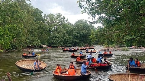 ஒகேனக்கல் மாமரத்துகடவு பரிசல் துறையில் இருந்து காவிரி ஆற்றில் பரிசல் பயணம் மேற்கொள்ளும் சுற்றுலாப் பயணிகள்.