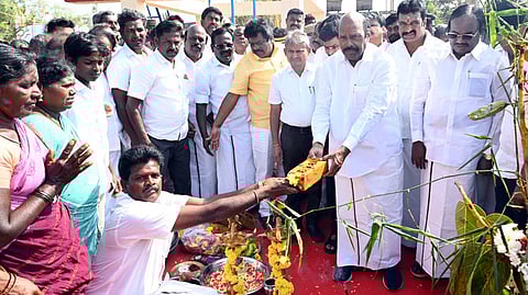 திருவண்ணாமலை ஒன்றியம், மெய்யூா் ஊராட்சியில் நவீன பன்னோக்கு அரங்கம் கட்டும் பணியை அடிக்கல் நாட்டி தொடங்கிவைத்த அமைச்சா் எ.வ.வேலு.