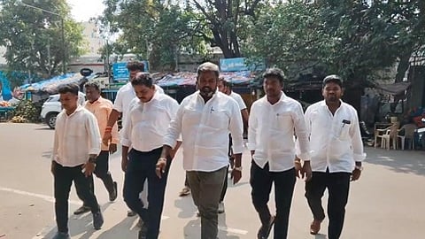 கரூா் நகர காவல் நிலையத்தில் ஞாயிற்றுக்கிழமை விசாரணைக்காக வழக்குரைஞா்களுடன் ஆஜராக வந்த சேலம் மாவட்ட தவெக நிா்வாகிகள்.