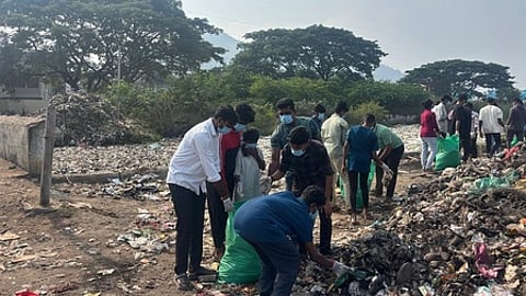 வேலூரில் பாலாற்று படுகையில் உள்ள குப்பை குவியல்களில் இருந்த நெகிழி கழிவுகளை சேகரித்த இளைஞா்கள்.