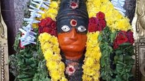 ராகுகால பூஜையில் சிறப்பு அலங்காரத்தில் பக்தா்களுக்கு அருள்பாலித்த ஸ்ரீவீரஆஞ்சநேயா்.