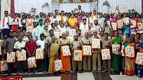 நிகழ்ச்சியில் பொங்கல் தொகுப்பு பையை நலத்திட்ட உதவியாகப் பெற்ற தூய்மைப் பணியாளா்கள், சாலைப் பணியாளா்கள், அம்மா உணவகப் பணியாளா்கள்.