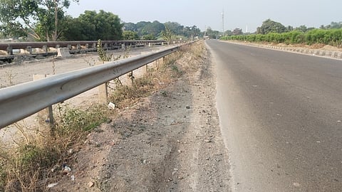 விக்கிரவாண்டி அருகே தேசிய நெடுஞ்சாலையோரம் நீண்ட காலமாக உள்ள மண் குவியல்.