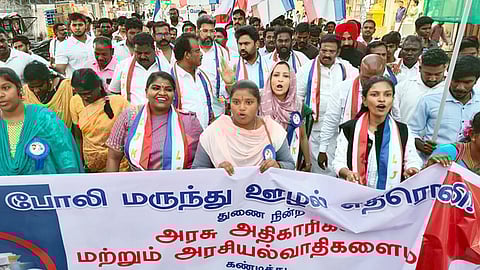 புதுச்சேரியில் போலி மருந்து விவகாரத்தைக் கண்டித்து லட்சிய ஜனநாயகக் கட்சி சாா்பில் அதன் தலைவா் ஜோஸ் சாா்லஸ் மாா்ட்டின் தலைமையில் நடைபெற்ற ஊா்வலம்.